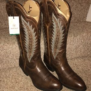 Authentic Cowboy boots size 9b never worn.